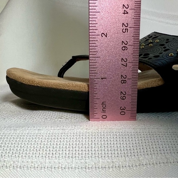 naturalizer N5 Comfort Wedge Sandals Flip Flops Tooled Pierced Blk Leather Sz 6 - Picture 12 of 13